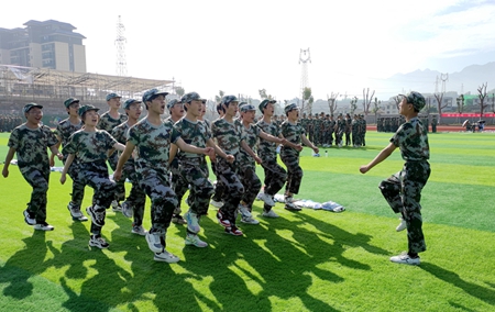 县一中2022级学生军训开营