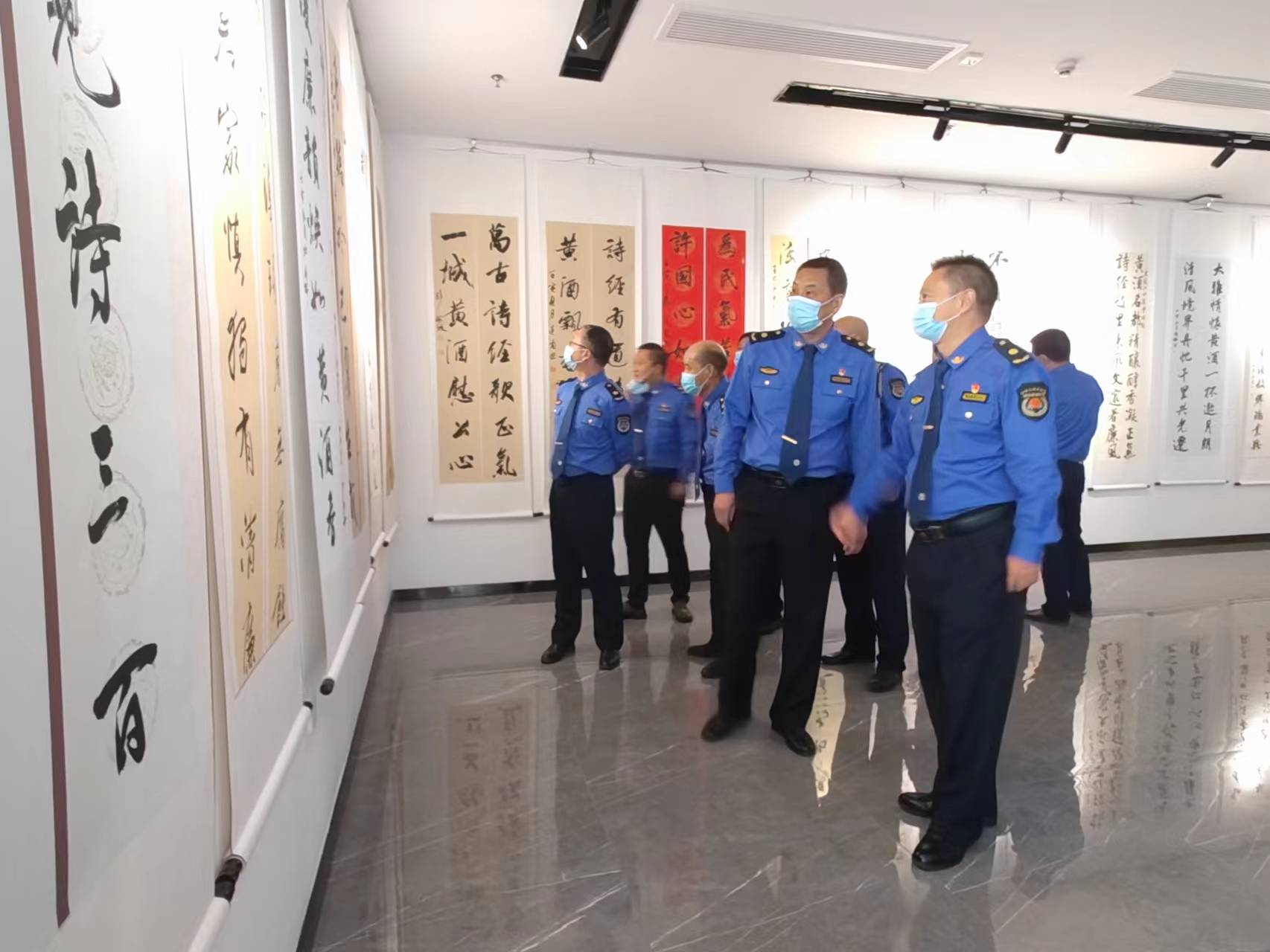 房县城管：组织观摩“诗廉房县”廉洁文化楹联展