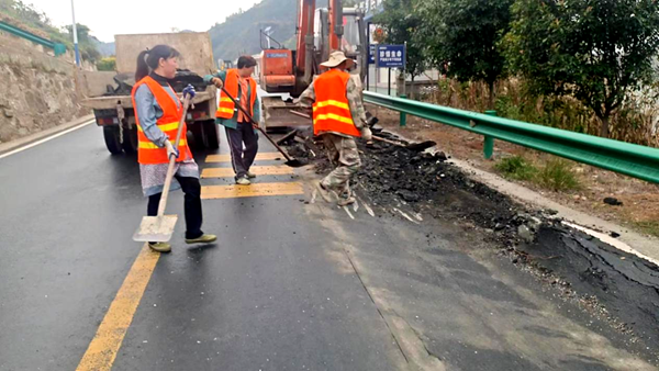 房县交通运输局：抢晴天战雨天  补路面保畅通