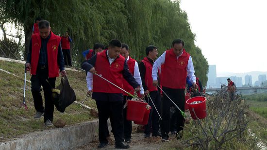 我县党员干部开展“清洁房县”行动