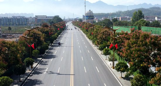 挂国旗迎国庆 山城洋溢“中国红”