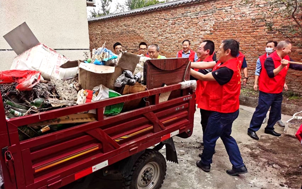 房县卫健局干群合力除顽“圾”