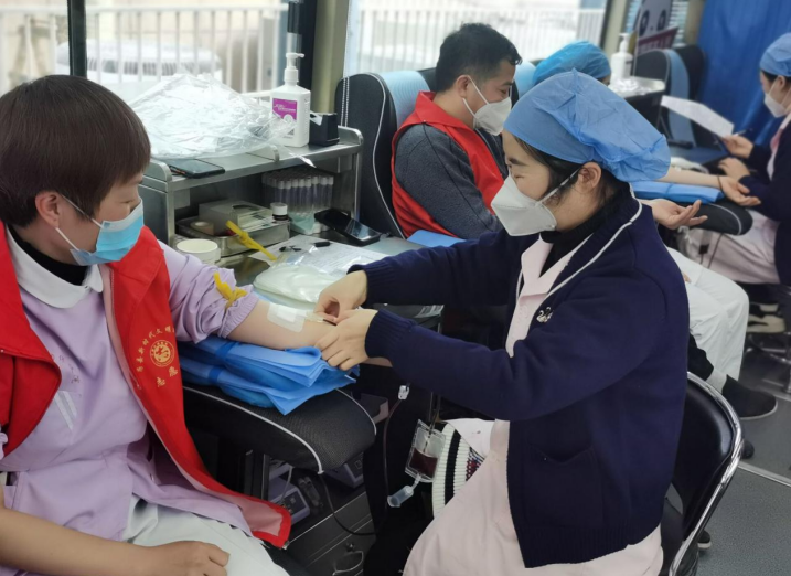 热血担当：县保健院职工“组团”献血
