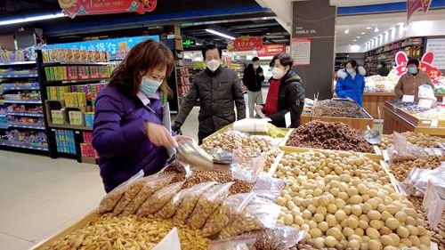 新年新气象 房县各大商超开启“年货模式”