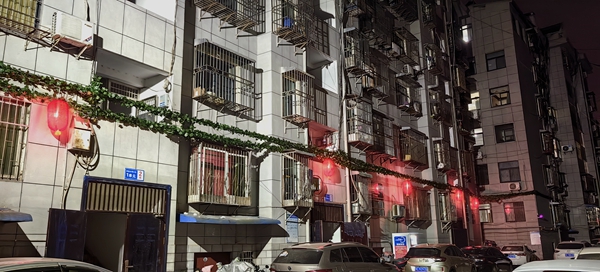 大红灯笼挂小区  房县农机中心包联显实效