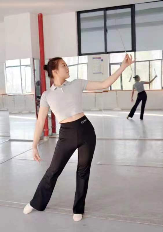 用青春的光芒点亮舞台 ——记房县职业技术学校学生 余小燕