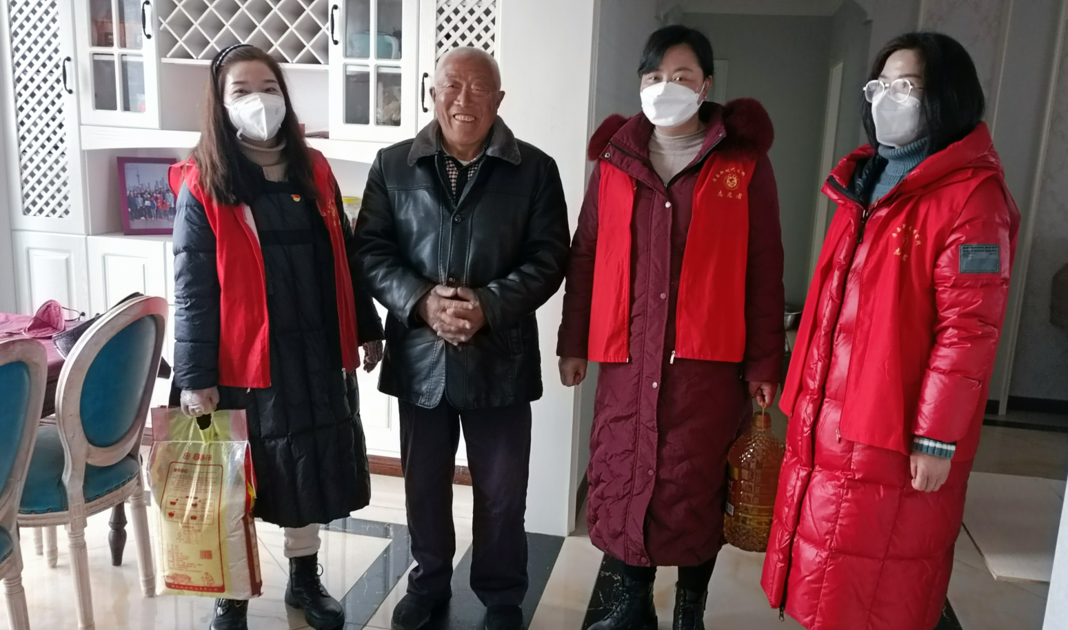 县东城小学到包联小区开展春节送温暖活动