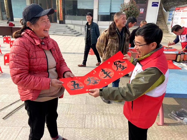 红十字会开展“送春联过福年”活动