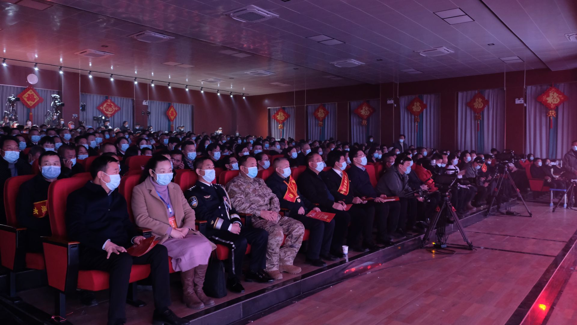 展现社会成就 喜迎新春佳节—— 房县首届春节联欢晚会精彩上演