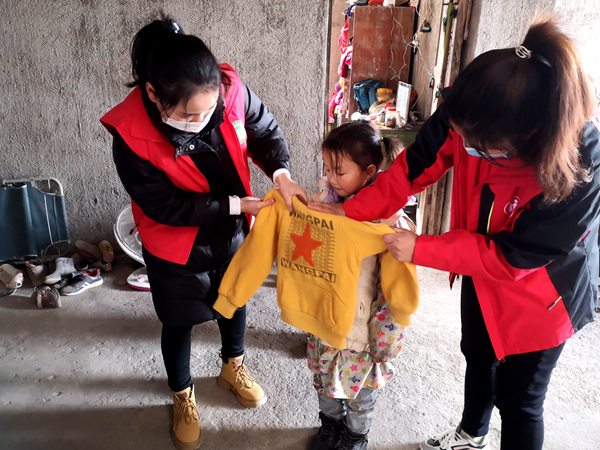 【新春走基层】房县民政局：寒冬送温暖 让未成年人幸福过年