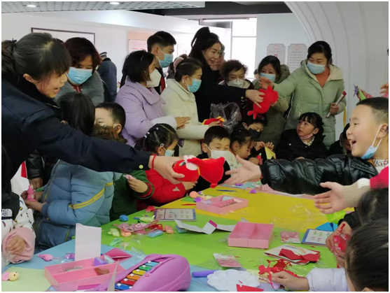 房县城管：送福入小区  温暖过大年