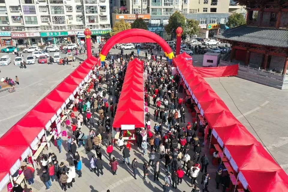 春光无限好 就业正当时——房县年后首场就业招聘会火爆进行