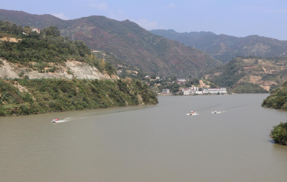 房县开展堵河流域综合治理渔政联合执法行动