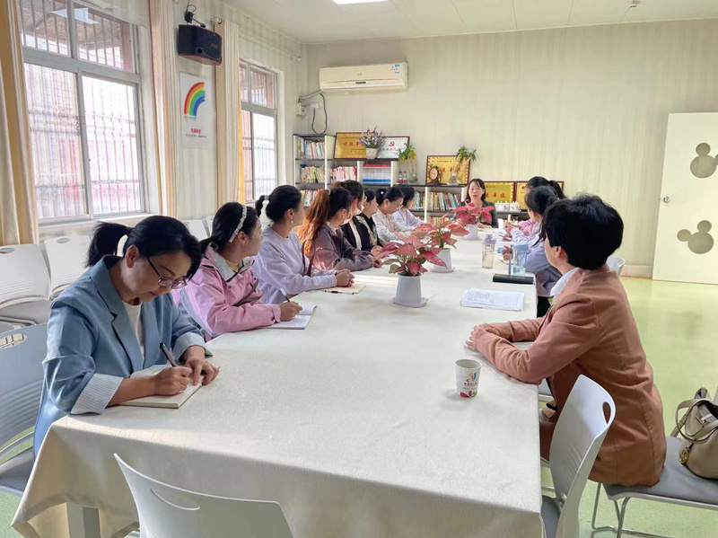 房县城关镇中心幼儿园联合房县幼儿园开展半日观摩研讨活动