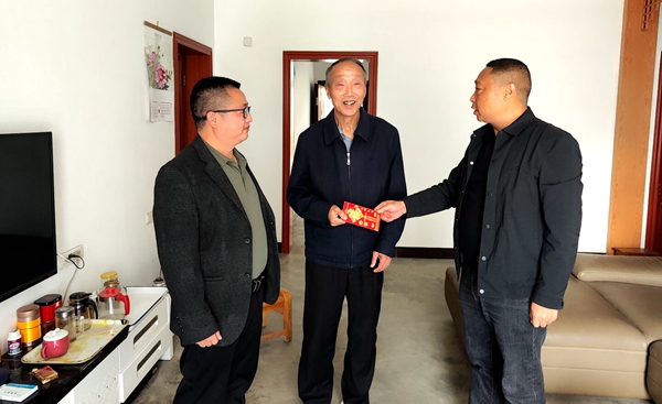 房县大木厂镇财政所：开展重阳节走访慰问活动