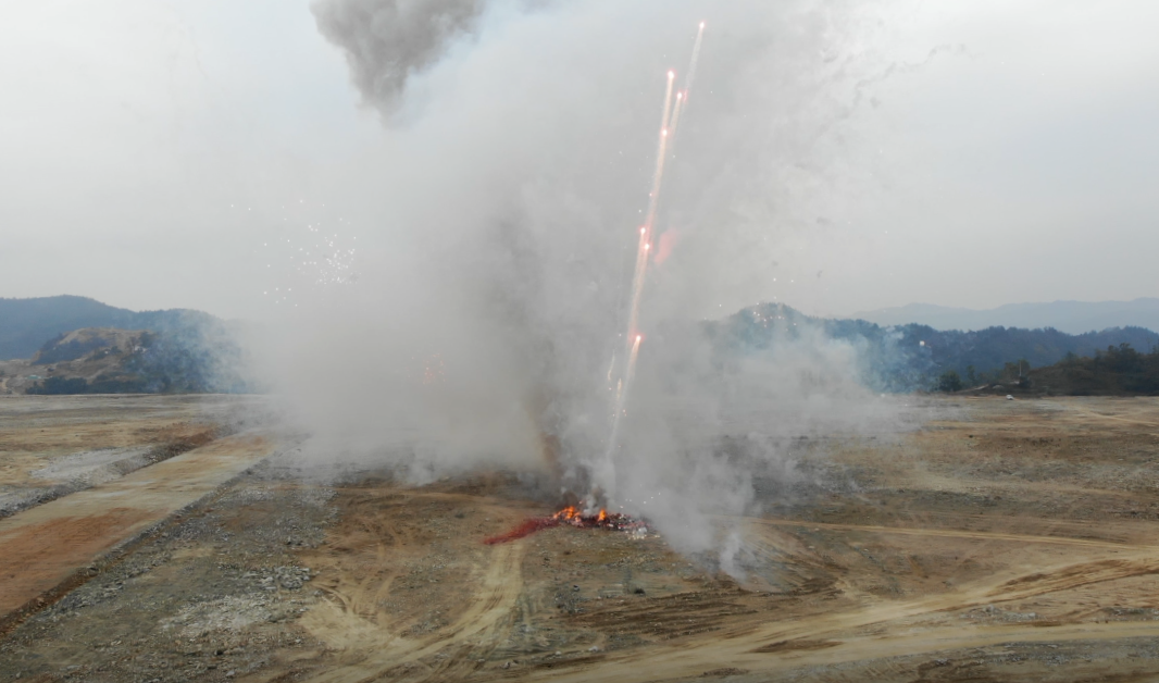 县公安局、应急管理局依法打击集中销毁非法烟花爆竹