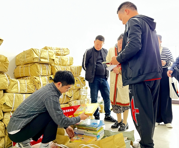 “两企业” 为房县残联捐赠13万元“爱心图书”