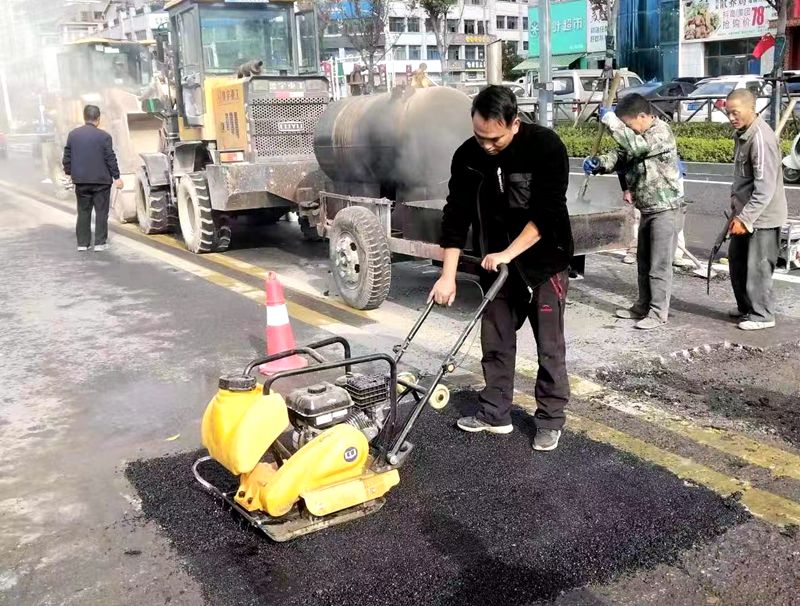 房县住建局：消除城市道路“斑块”   保障群众安全出行