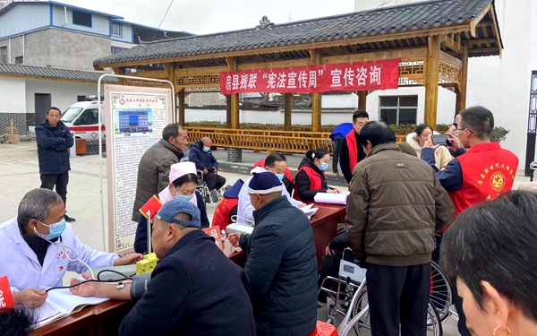 县残联开展“宪法宣传周”宣传咨询活动