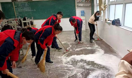 城关四中开展迎“元旦”爱国卫生运动