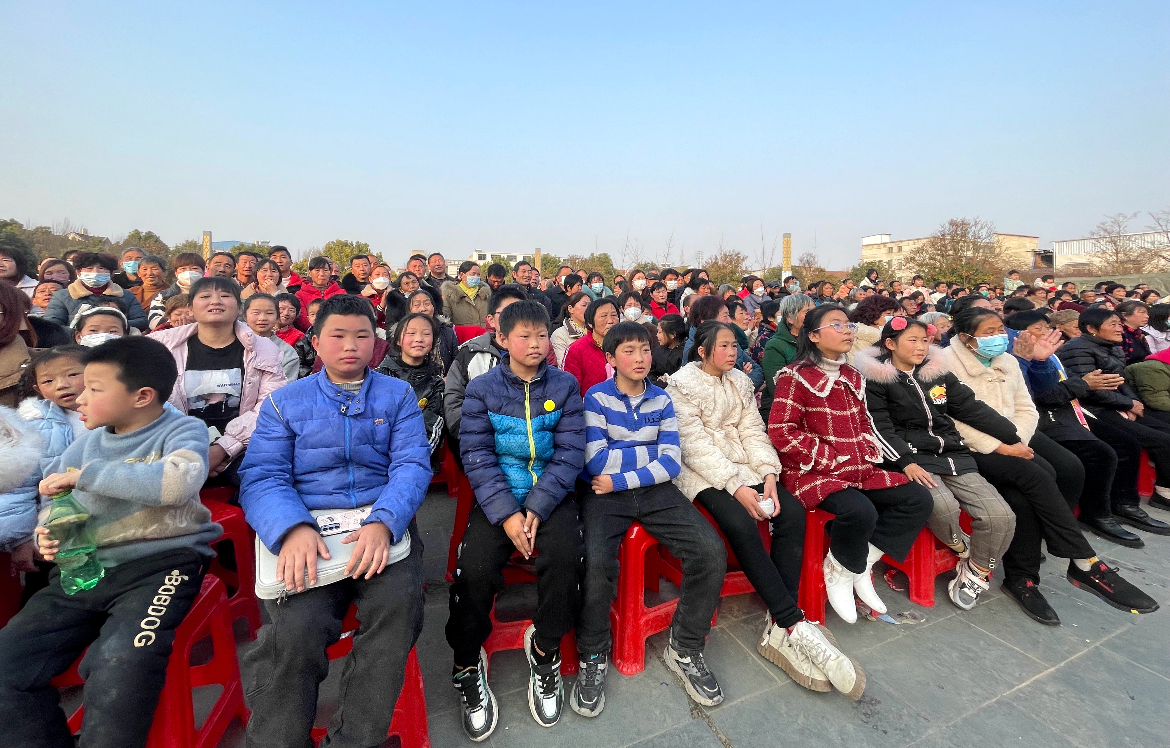 【新春走基层】红塔镇：民俗巡游闹新春 文艺汇演年味浓