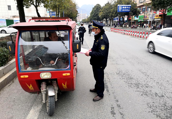 县交通运输局：重拳出击整治“黑三轮”
