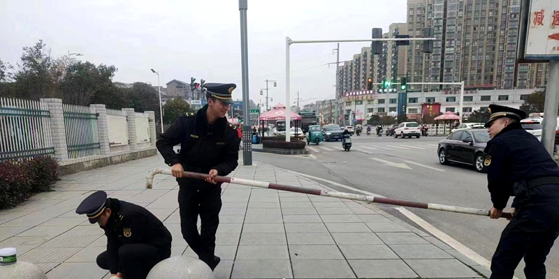 拆违规“地锁”  解群众“心锁”