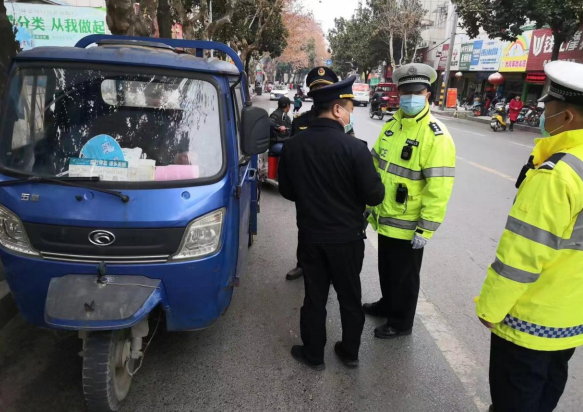 房县开展打击电动三轮车、老年代步车交通违法行为专项整治工作