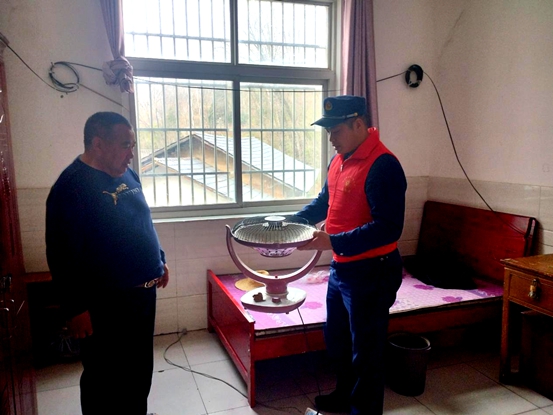 暖春三月学雷锋  房县消防在行动