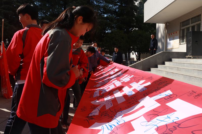 房县实验中学：小手拉大手文明一起走 美好家园共同缔造