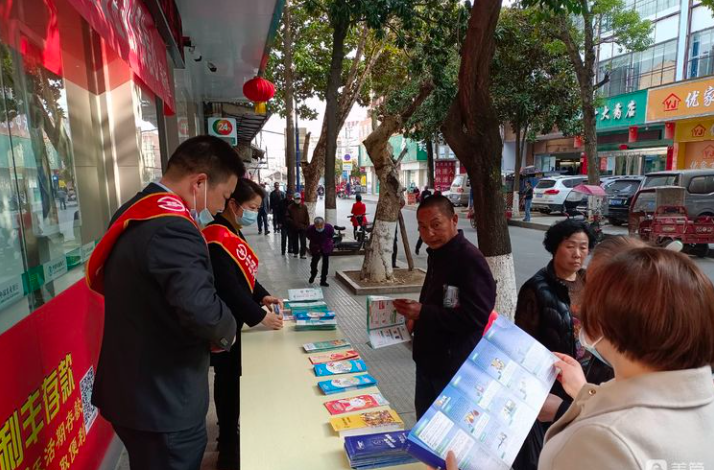 湖北农行房县支行开展“3·15消费者权益保护日”教育宣传活动