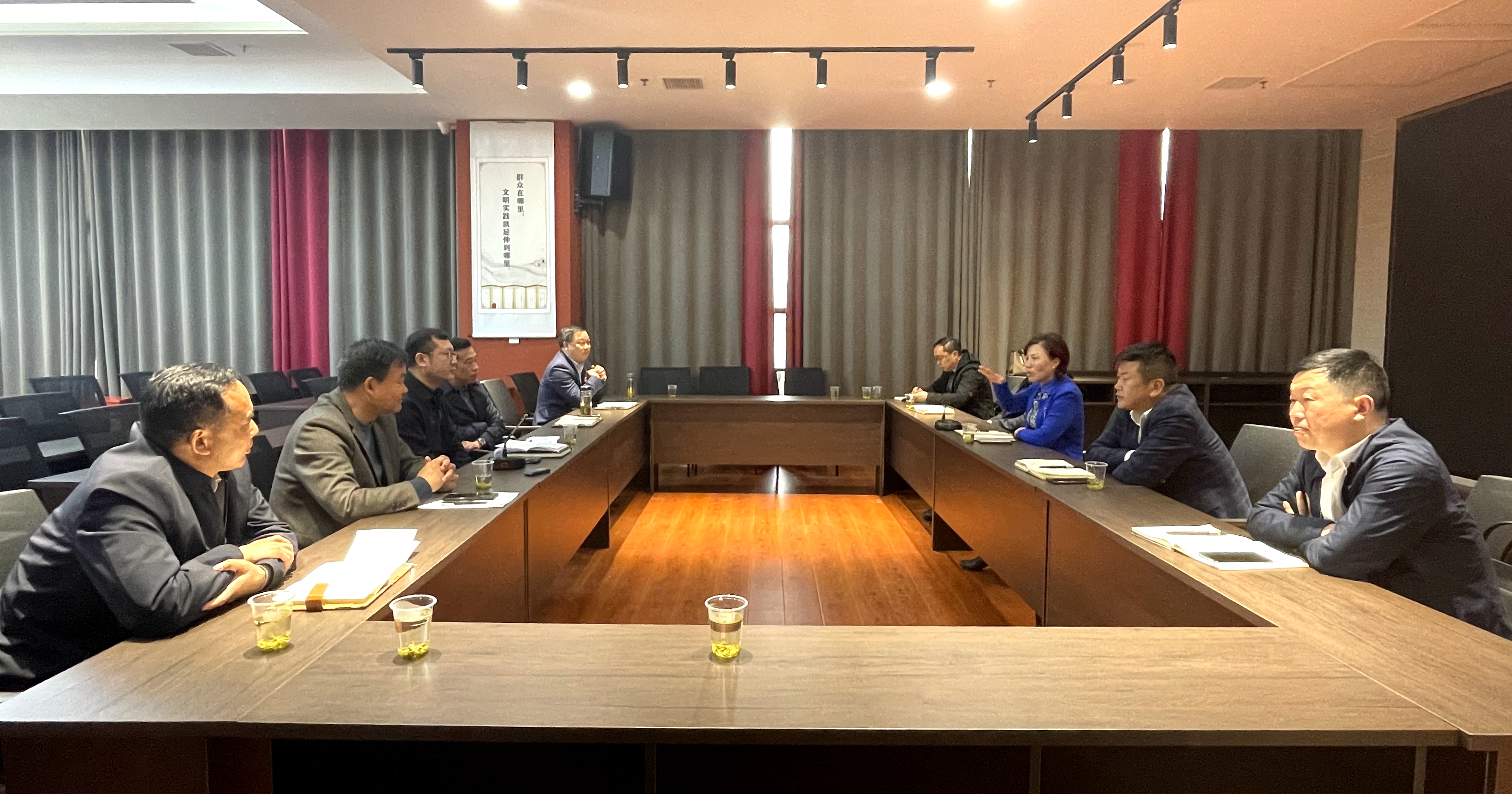 保康县委常委、宣传部长胡志芳一行来房考察