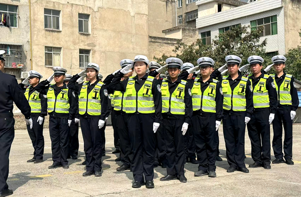 交警大队组织创文小分队开展队列礼仪训练