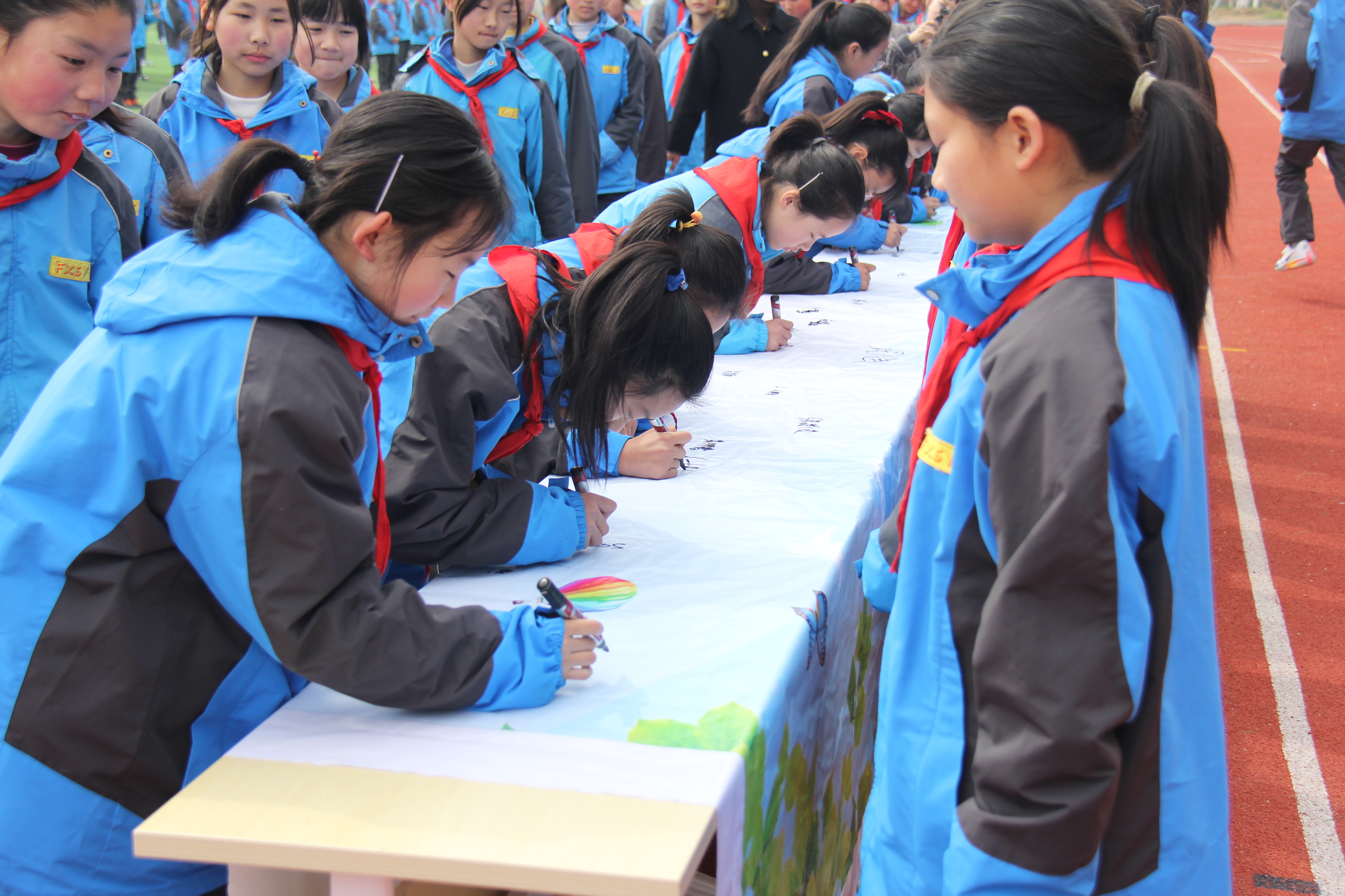 小手拉大手 文明一起走 城市创建添文明新色