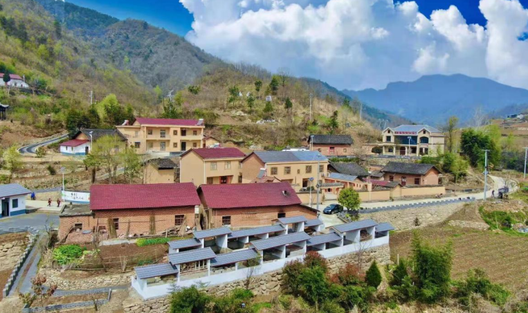 青峰镇：创文脚步不停歇 文明之风拂面来