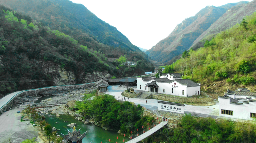 房县青峰镇：“大裂谷”景区旅游带火产业发展