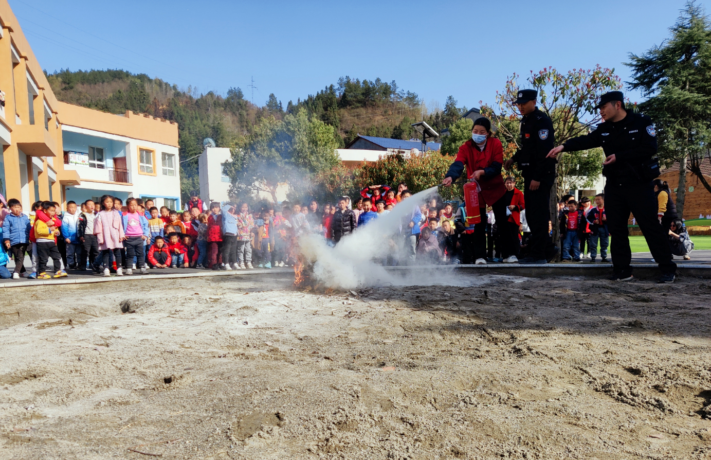 房县窑淮镇中心幼儿园：安全“童”行助成长，携手共筑“防火墙”