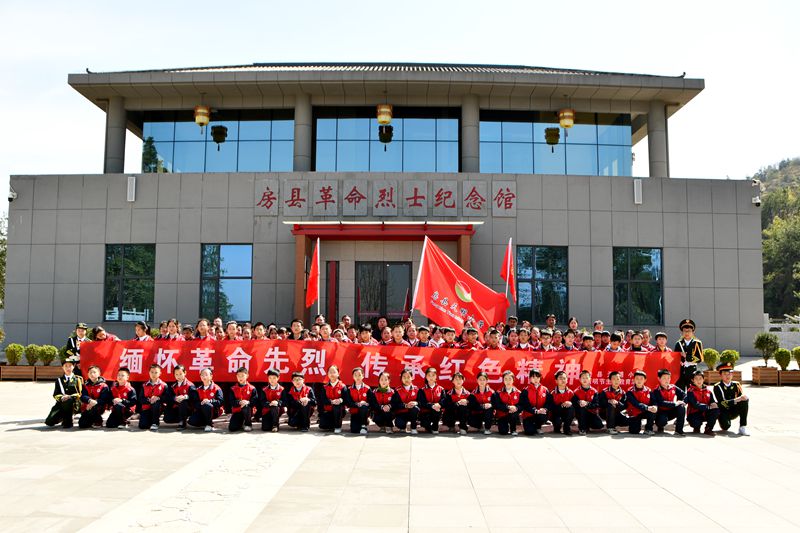 房县天明小学：缅怀革命先烈  铭记历史使命