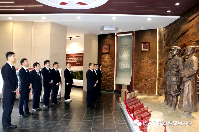 房县公共资源交易中心开展清明祭扫革命先烈活动