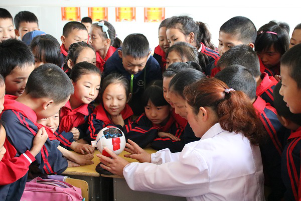 房县城关镇花宝小学开展“健康进校园”主题义诊活动