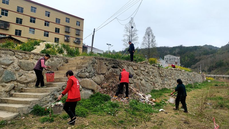 县政法委驻村工作队开展清洁家园大扫除活动