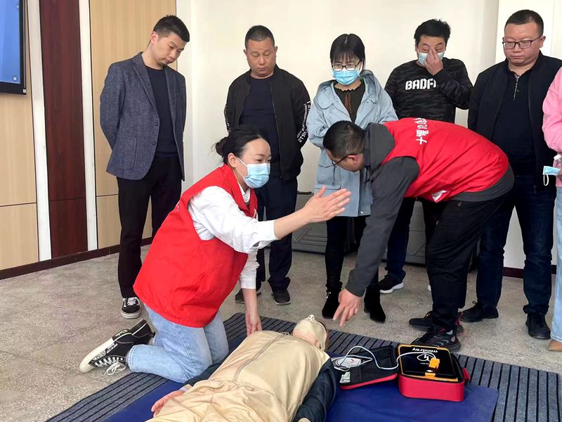 房县卫健系统开展AED捐赠暨急救业务培训系列活动
