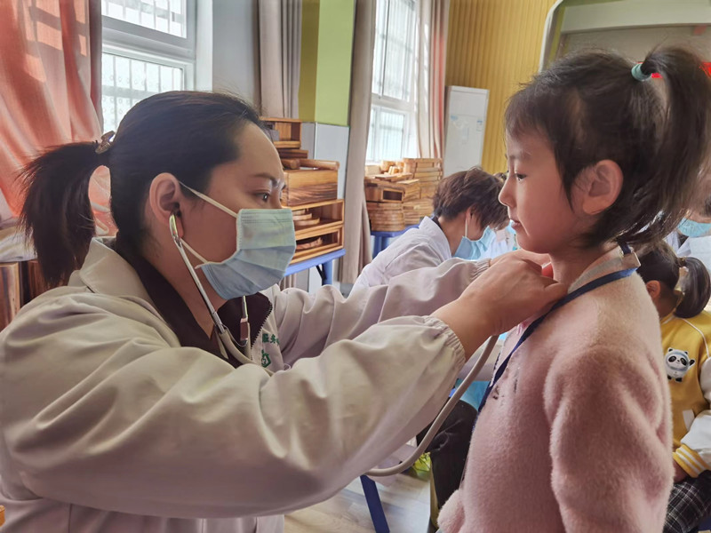 城关镇中心幼儿园：开展幼儿体检 护航健康成长
