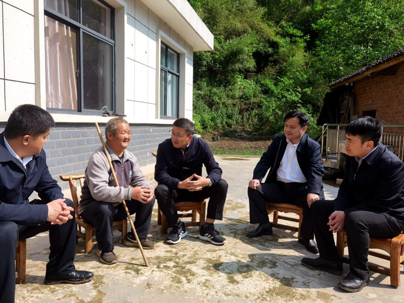 中央保密办副主任王言彬来房调研乡村振兴工作