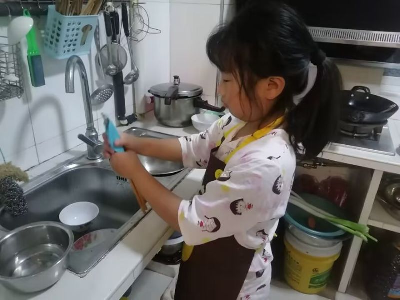 房县实验小学：家校携手共育劳动“小达人”