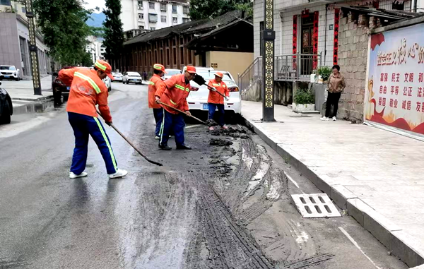 房县城管：清淤 保障市民出行