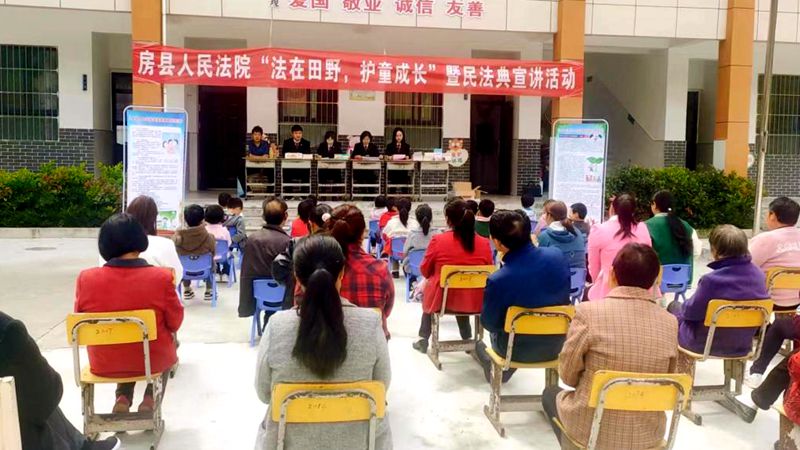 县法院开展“法在田野 护童成长”未成年人关爱活动