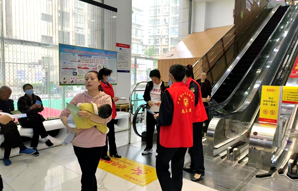 房县城管：开展“垃圾分类进小区、进家庭、进商超”宣传活动