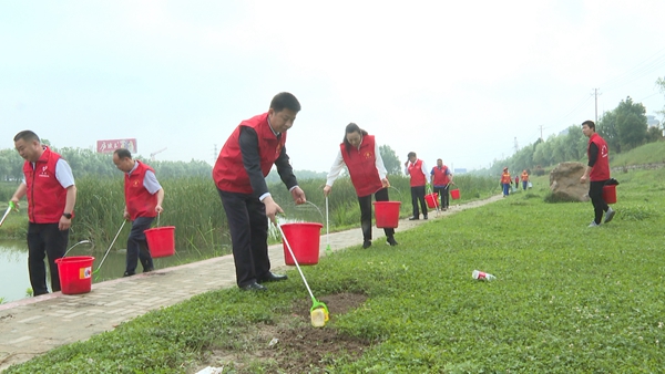 纪道清参加“清洁房县”行动并开展巡河