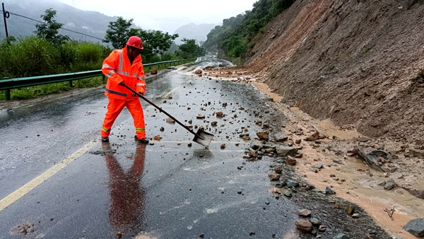 房县公路养护中心：“多措并举”保道路安全畅通